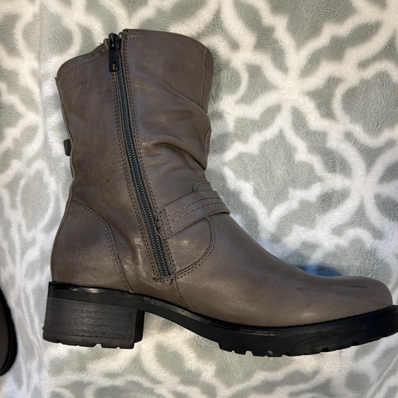 EUC - Woman’s Leather Grey Boots - Size 7 - Picture 5 of 11